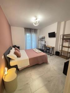 une chambre avec un lit, un bureau et une télévision dans l'établissement Il Castagno, à Vasto