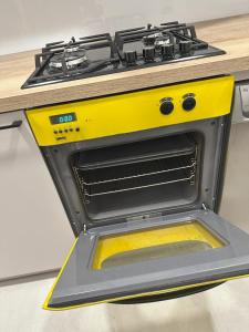 un forno giallo con una stufa in una cucina di Pokoje weekendowe w centrum Lublina a Lublino