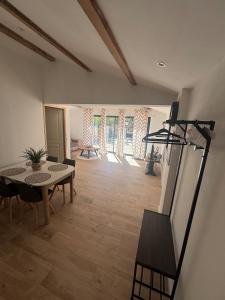 a living room with a table and a dining room at Location moderne plein pied Sanary sur mer 4 pers max Léchappée belle 7 minutes en voiture du centre ville port marché et plages grand espace extérieur parking gratuit in Sanary-sur-Mer