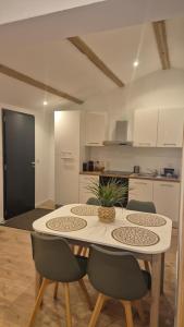 eine Küche mit Tisch und Stühlen in einem Zimmer in der Unterkunft Sanary sur mer L échappée belle petite maison moderne 4 pers max 7 minutes en voiture du centre ville port marché et plages grand espace extérieur parking gratuit in Sanary-sur-Mer + 19 Fotos