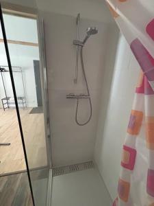 a shower in a bathroom with a glass door at Location moderne plein pied Sanary sur mer 4 pers max Léchappée belle 7 minutes en voiture du centre ville port marché et plages grand espace extérieur parking gratuit in Sanary-sur-Mer