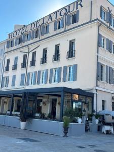 a building with a hotel departure sign on it at Location moderne plein pied Sanary sur mer 4 pers max Léchappée belle 7 minutes en voiture du centre ville port marché et plages grand espace extérieur parking gratuit in Sanary-sur-Mer