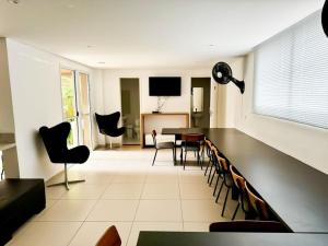 una sala de estar con una mesa y sillas en Flat na Liberdade próximo do Metrô, en São Paulo