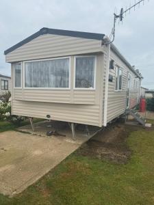 a mobile home is parked in a yard at Dawbers Retreat in Selsey
