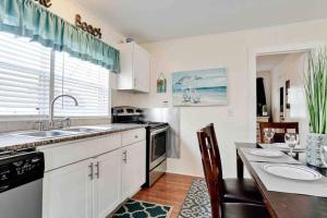 Gallery image of Good After Milton - Kayaks & Steps To Beach-pc in Englewood