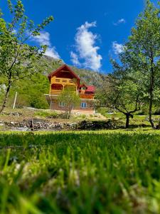 una casa en medio de un campo con árboles en theNest, 