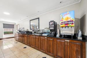 una cafetería con un mostrador con en Red Roof PLUS Henderson, en Henderson