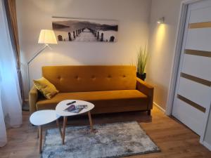 ein Wohnzimmer mit Sofa und Tisch in der Unterkunft Apartament Toruń Orbita bezpłatny parking in Toruń