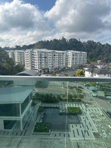 vista su una città con edifici bianchi di Adik Aisyah cameron homestay quintet A3-7-7 a Tanah Rata