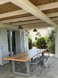 a wooden table and chairs on a patio at Agriturismo Valle Del Chiarone in Pescia Romana
