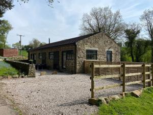 a stone building with a fence in front of it at Sun Valley Retreat in Milton