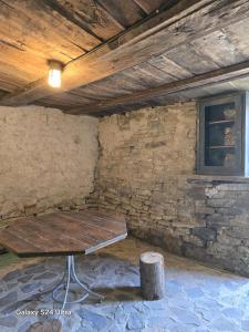 Posezení v ubytování Casa bunicilor- liniștea prispei, răcoarea beciului și aerul poianei