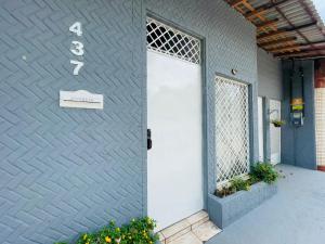 a front door of a house with the number eight at Suíte 2 próximo ao Aeroporto Internacional in Belém