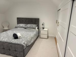 une chambre avec un grand lit et une table de chevet dans l'établissement Halfred House, à Wick