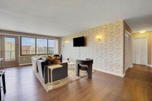 a living room with a couch and a tv at Boutique DCA Unit-Sleeps 7-Free Parking-Great Spot in Arlington +37 photos