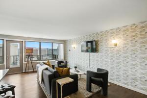 a living room with a couch and a tv at Boutique DCA Unit-Sleeps 7-Free Parking-Great Spot in Arlington