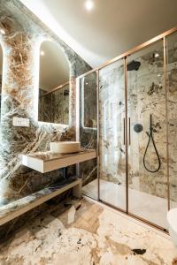 une salle de bain avec douche et lavabo dans l'établissement Raffaello Moscova Golden House, à Milan 20 autres photos