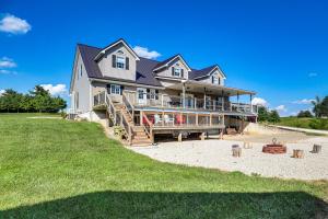 ein großes Haus am Strand mit einem großen Garten in der Unterkunft Pond Access and Fishing Cedar Lodge in Versailles in Versailles