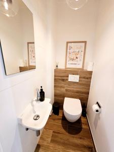 Un baño de Elegant 1BR stay with terrace 4 fotos más