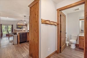 Una cocina y una sala de estar con una puerta que conduce a un baño. en 500 Vasquez Road #5 3BR Townhome in Downtown Winter Park with Deck, en Winter Park 36 fotos más