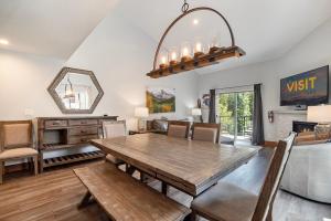 Un comedor con mesa y sillas de madera. en 500 Vasquez Road #5 3BR Townhome in Downtown Winter Park with Deck, en Winter Park