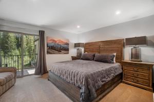 Un dormitorio con una cama grande y una ventana en 500 Vasquez Road #5 3BR Townhome in Downtown Winter Park with Deck, en Winter Park