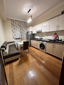 Kuchyň nebo kuchyňský kout v ubytování Sumqayıt Kristal