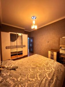 Postel nebo postele na pokoji v ubytování Sumqayıt Kristal