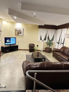 Una televisión o centro de entretenimiento en Hotel Esmeralda