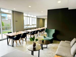 a restaurant with tables and chairs and a couch at Apê para 4 Hóspedes no Brás – A 5min do Metrô in Sao Paulo