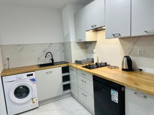 a kitchen with a washing machine and a washer at Górska Ostoja in Jugów