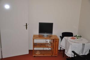 TV a/nebo společenská místnost v ubytování Hotel-Café Kampe