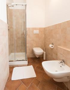 Posta FibrenoにあるOasi dei Saporiのバスルーム(シャワー、トイレ、シンク付)