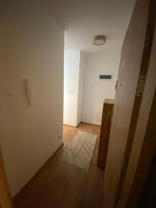 an empty room with a door and a hallway at Sunny Franciszkanska Nowy apartament 4os 2 min z S6 in Koszalin +2 photos