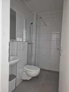 un bagno con doccia, WC e lavandino di Hotel Jelena a Brnaze Altre 10 foto