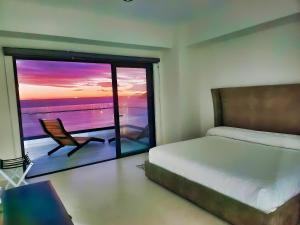 马萨特兰The Altomare - Seaview.的一间带床的卧室，可欣赏海景 更多16张照片