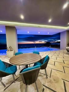 马萨特兰The Altomare - Seaview.的一间有桌椅的会议室