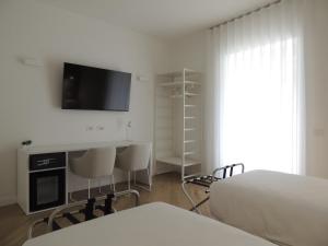 TV a/nebo společenská místnost v ubytování Sunset Maida