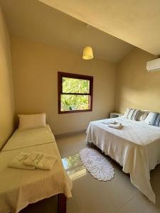 パラチにあるPousada dos Navegantesのベッド2台と窓のある寝室