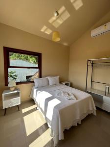 パラチにあるPousada dos Navegantesの大きなベッドと窓のある寝室 +97枚の写真