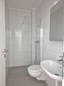 un bagno bianco con un water e un lavandino di Hotel Jelena a Brnaze