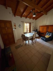 Una sala de estar con una mesa y sillas y un sofá. en Casa Zeballos, en Sunchales