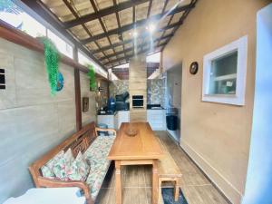 Posezení v ubytování Casa com piscina em condomínio na Rasa