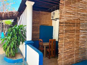 Elle comprend une petite terrasse avec une table et une chaise. dans l'établissement Havana, à Diego Suarez