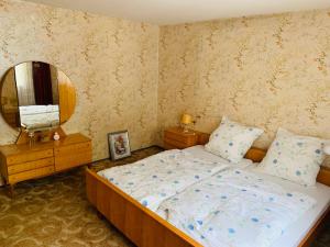 パッペンハイムにあるFerienwohnung Pappenheimの大きなベッドと鏡のある寝室