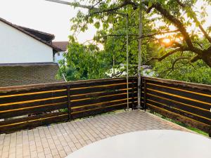 パッペンハイムにあるFerienwohnung Pappenheimの柵とブランコのあるパティオ