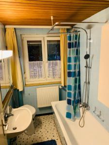 パッペンハイムにあるFerienwohnung Pappenheimの浴槽、洗面台、トイレを備えたバスルーム
