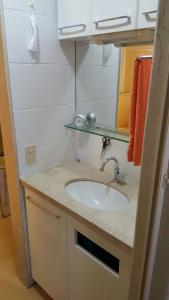 um balcão de casa de banho com um lavatório num quarto em Flat em Boa Viagem no Recife