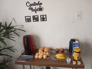 a wooden table with food on top of it at Pousada e Alojamento Recanto São José hospedagem econômica em Rio Verde in Rio Verde