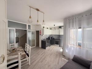 una cucina e un soggiorno con un tavolo e una sala da pranzo di Casa Algarvia a Portimão